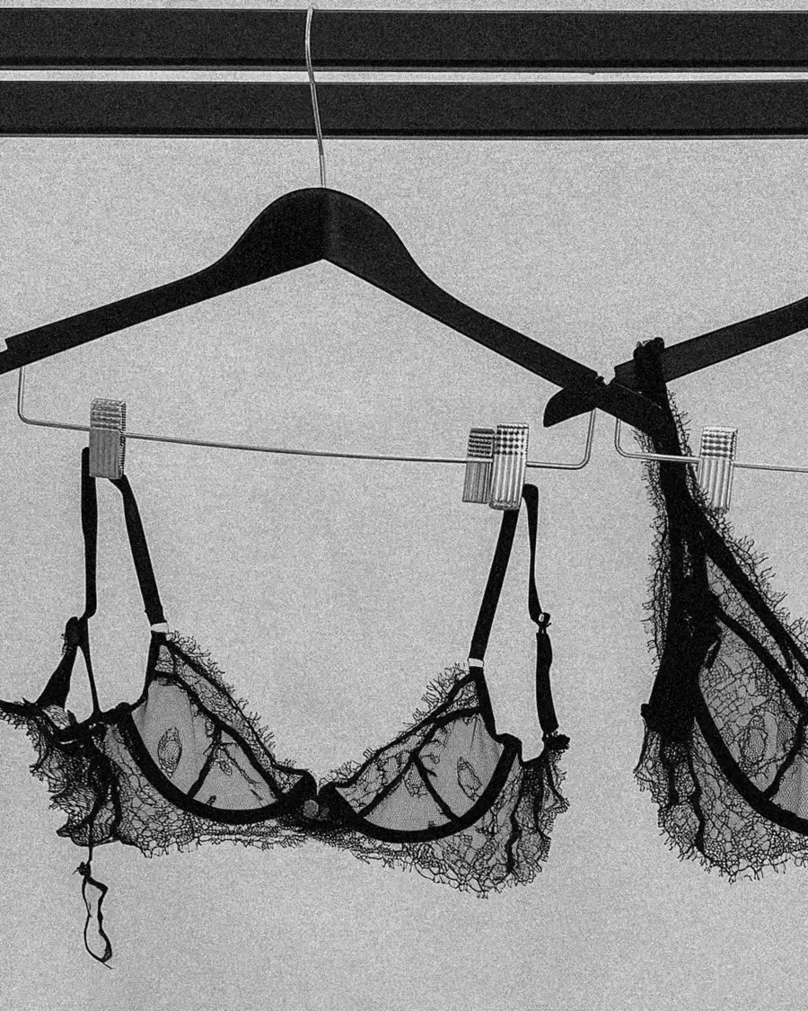 Reggiseni in pizzo appesi a una gruccia