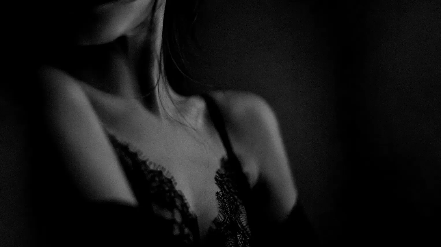 Lingerie in pizzo indossata, in bianco e nero
