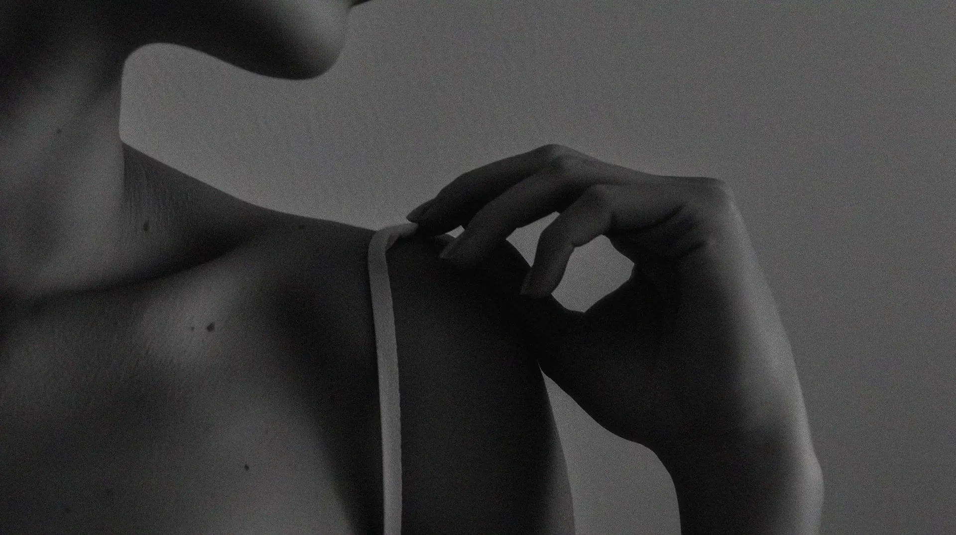 Bretella di reggiseno sulla spalla